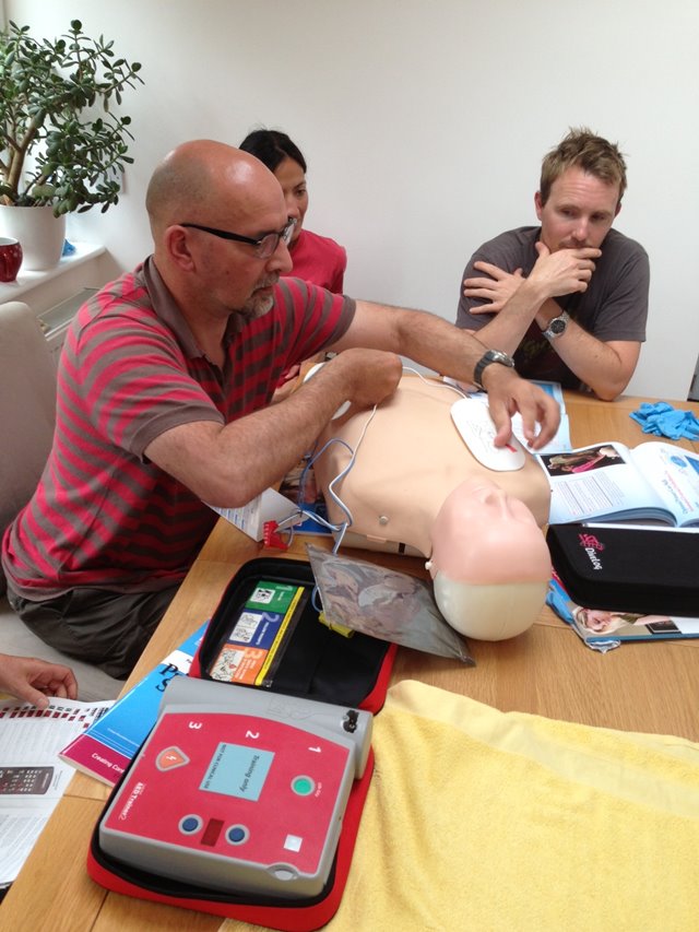 Using an AED on a CPR and First Aid course for freediving